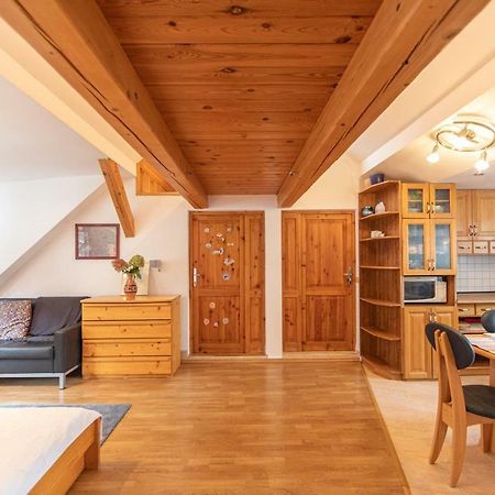 Romanticke Ubytovanie V Podkrovi Idealne Pre Pary Alebo Rodinku-Self Check Bratislava Ngoại thất bức ảnh