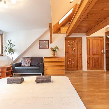 Romanticke Ubytovanie V Podkrovi Idealne Pre Pary Alebo Rodinku-Self Check Bratislava Ngoại thất bức ảnh